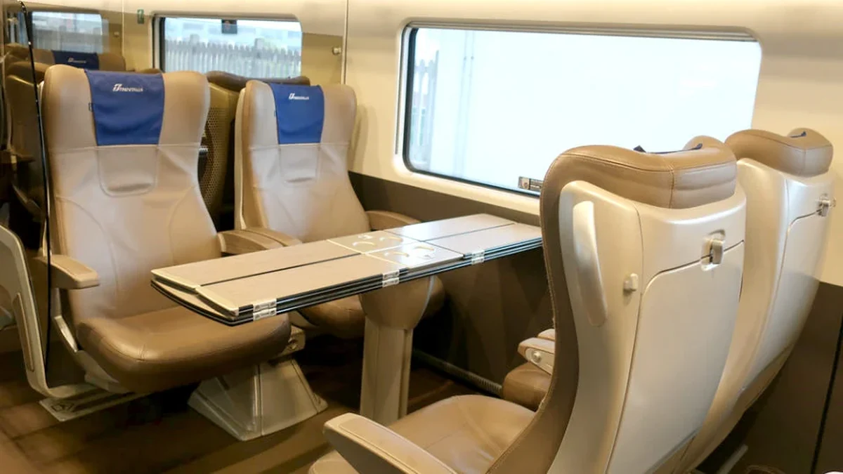 Frecciarossa Business class 2+1 leather seating with table and privacy dividers