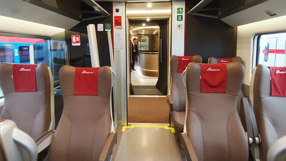 Frecciarossa Premium class 2+2 seating leading toward the bistro car